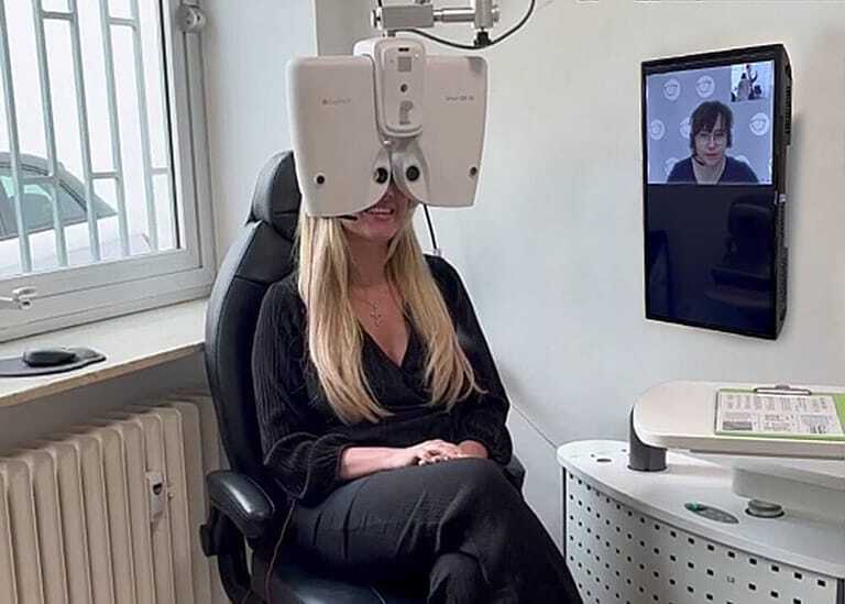 Eine Augenoptikerin steuert per Videokonferenz die Sehst&auml;rkenbestimmung ihrer Kundin.