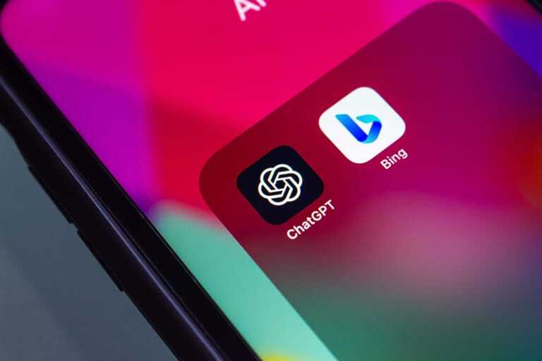 Smartphone mit ChatGPT-App.