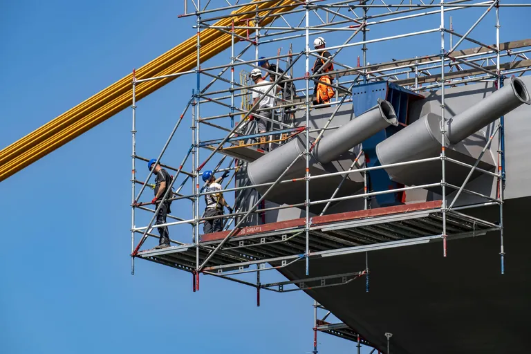 Neubau der Autobahnbrücke Neuenkamp der A40, über den Rhein bei Duisburg, Gerüstbauer.