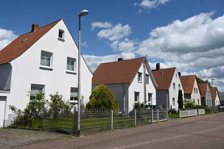 Kleine Einfamilienhäuser aus der deutschen Nachkriegszeit.