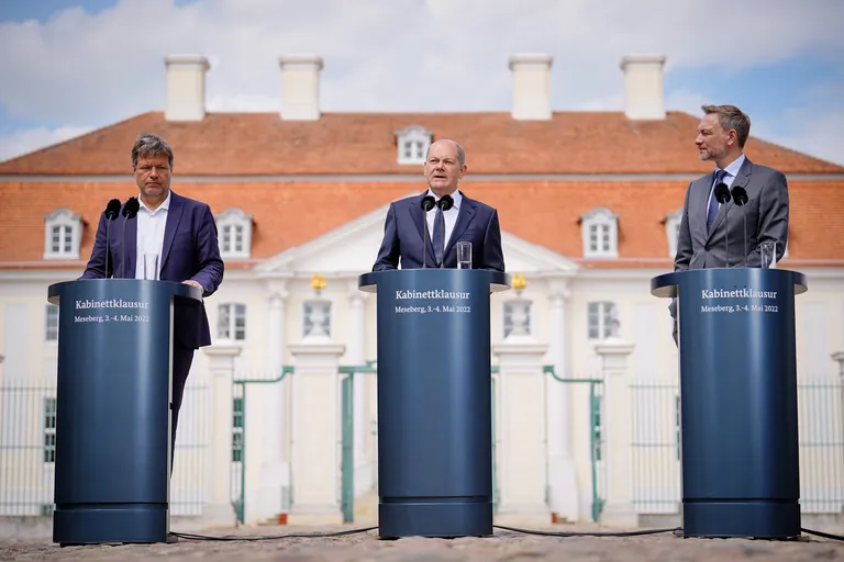 Bundeswirtschaftsminister Robert Habeck (l-r, B&uuml;ndnis 90/Die Gr&uuml;nen), Bundeskanzler Olaf Scholz (SPD) und Bundesfinanzminister Christian Lindner (FDP) bei der Abschlusspressekonferenz nach der Klausurtagung der Bundesregierung vor dem Schloss Meseberg.