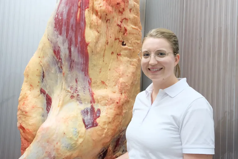 Friederike Bauer im Schlachthaus