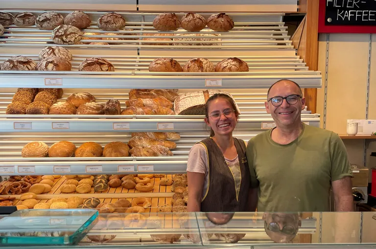 Theresa und Sebastian Scheitinger in ihrer Bäckerei