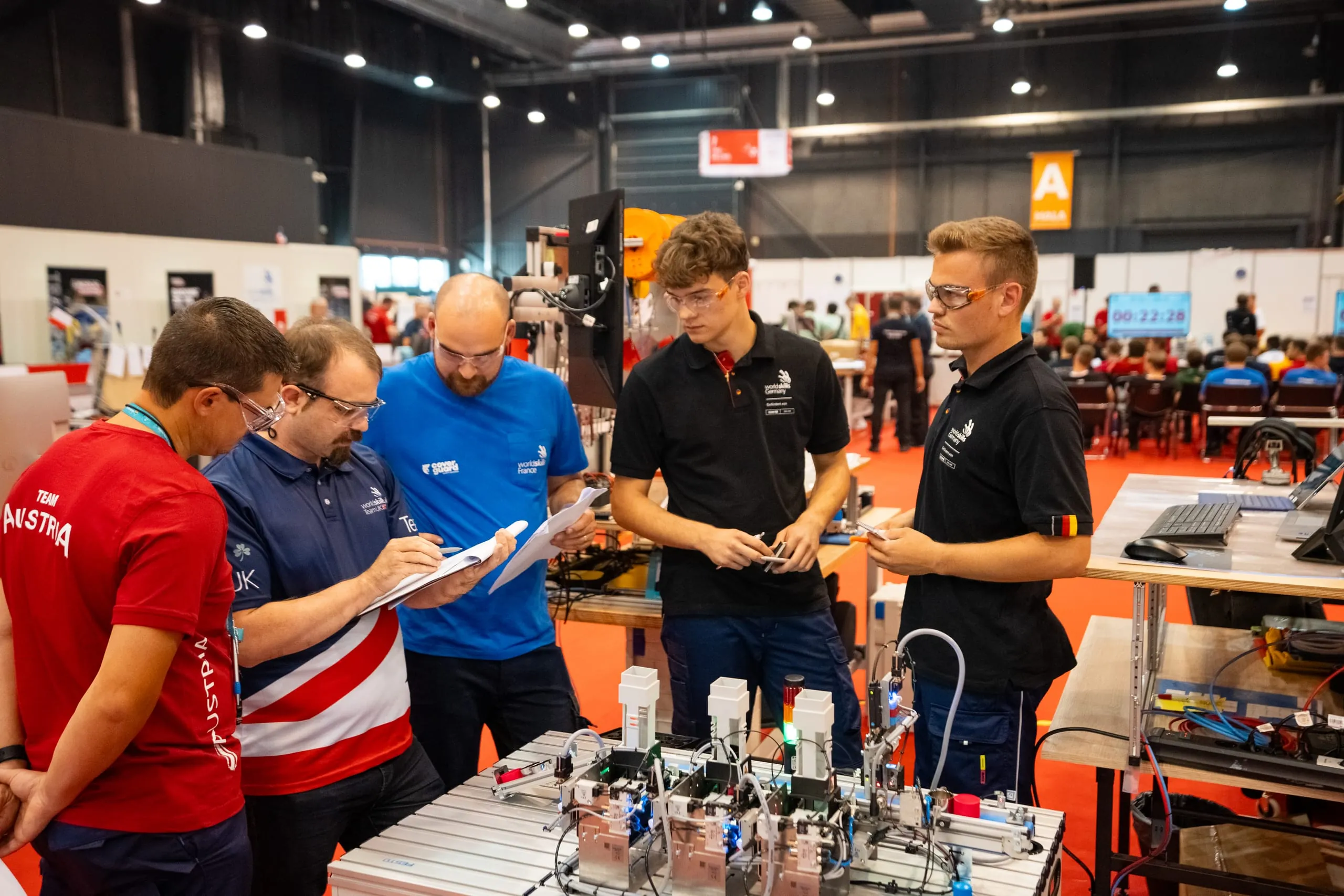 Die Mechatroniker Daniel Schmid und Timo Oßwald