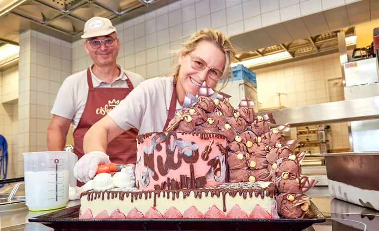 Anke und Uwe Weigelt pr&auml;sentieren eine Eistorte.