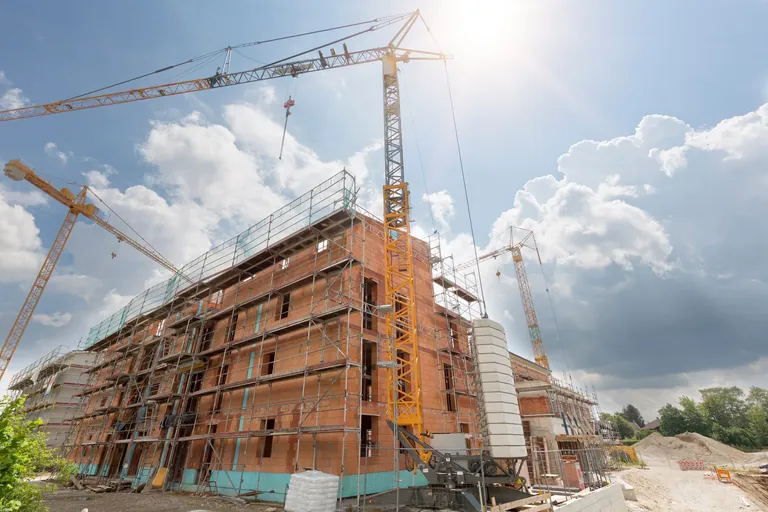 Rohbau eines Mehrfamilienhauses.