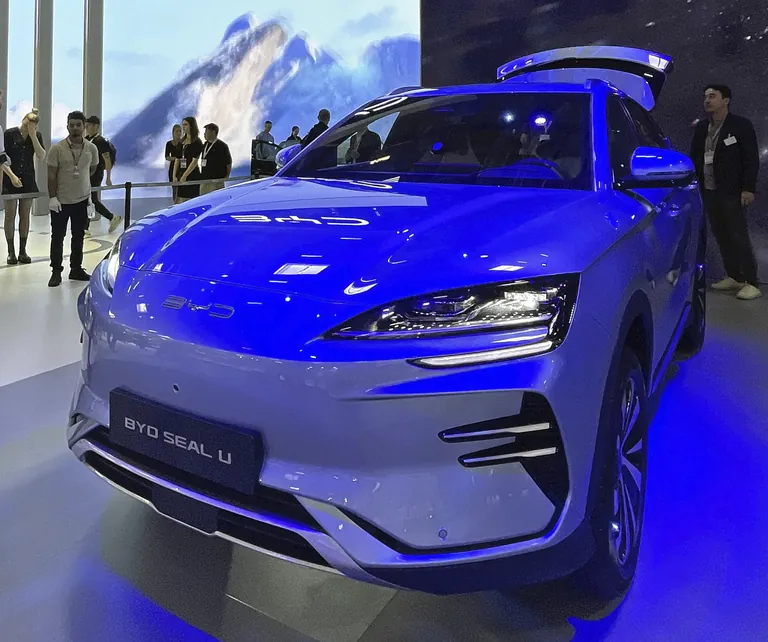 Der elektrische BYD Seal U aus China, ausgestellt auf der IAA 2023 in M&uuml;nchen.
