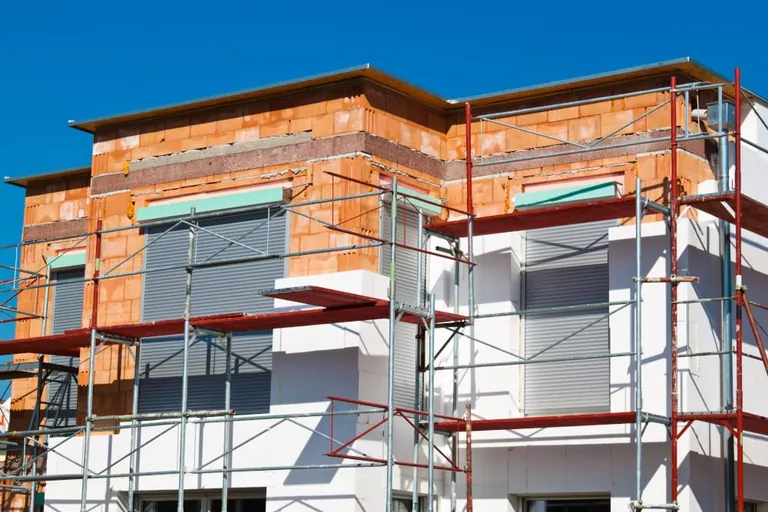 Neubau, der gerade ged&auml;mmt wird