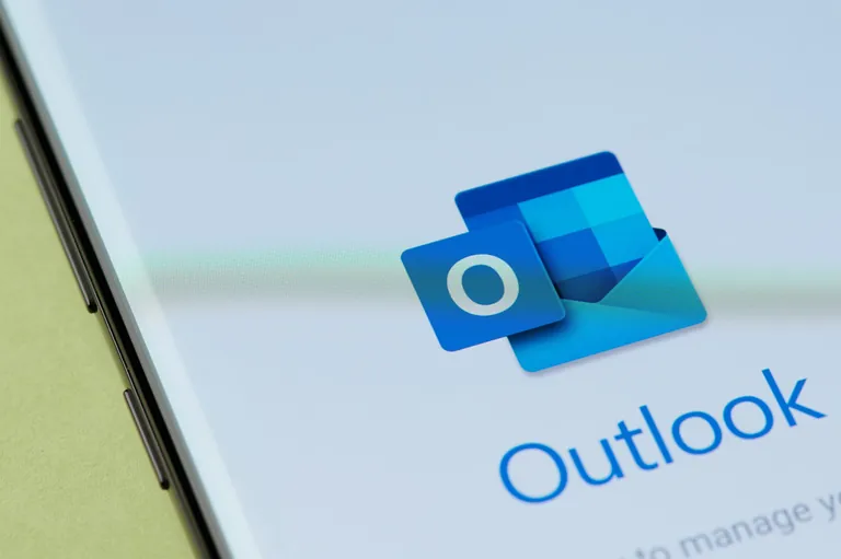 Outlook-App auf Bildschirm.