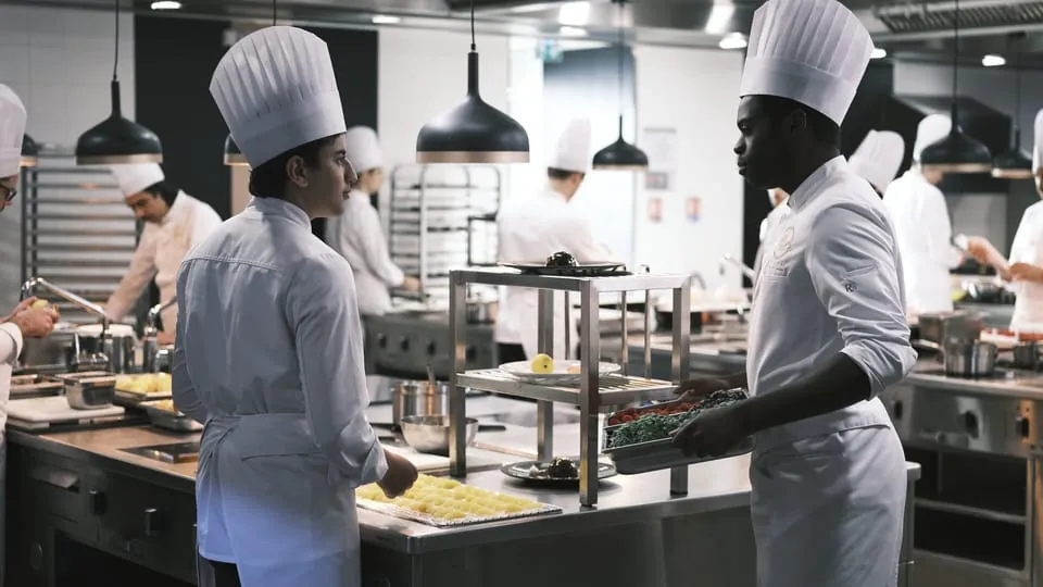 Konditor Yazid (Riadh Bela&iuml;che) und sein Kumpel Manu (Dycosh) bei der Arbeit.