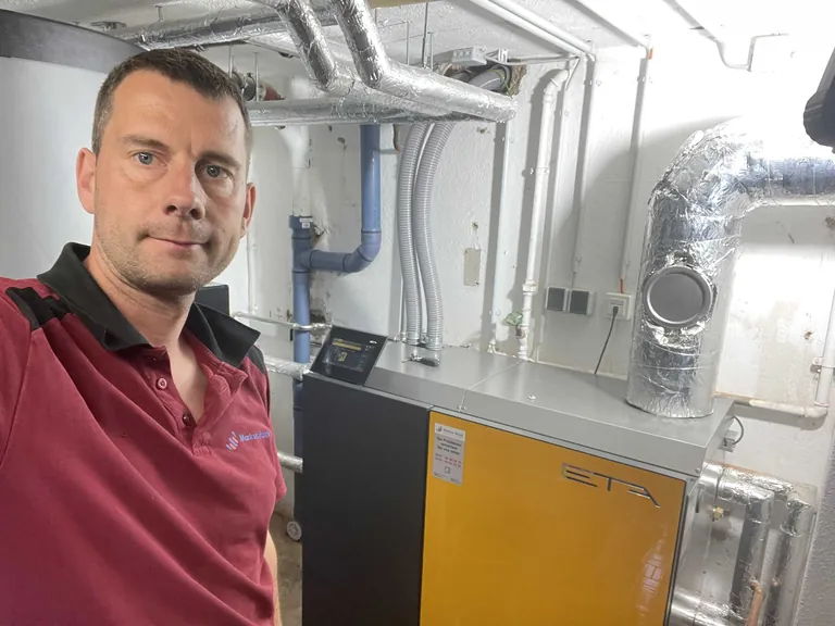 Markus Mack im Heizungskeller.