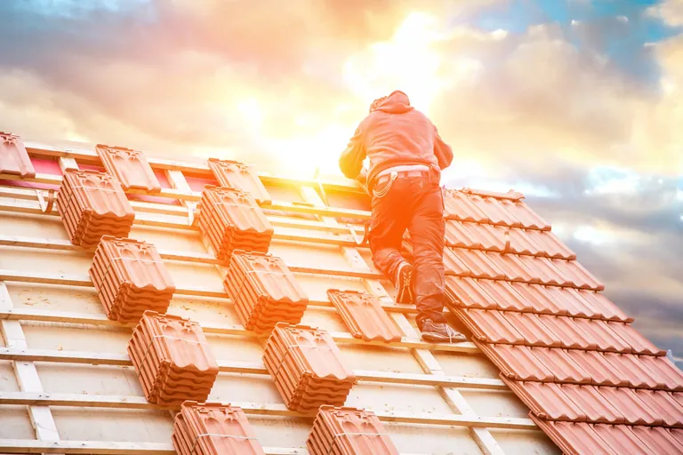 Dachdecker auf einem Spitzdach