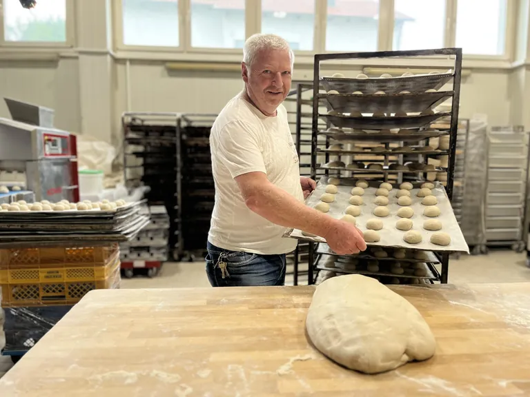 Bernhard Neuhoff in der B&auml;ckerei