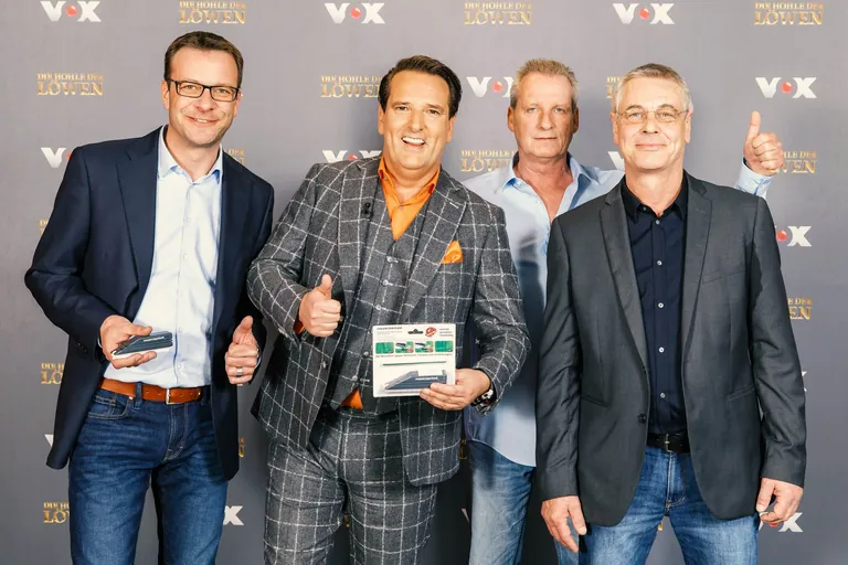 V.l.: Frank Eckert, Bernd M&uuml;ller und Matthias Herrnbr&ouml;ck aus M&uuml;nchen haben einen Deal mit Ralf D&uuml;mmel (2.v.l.). Er investiert 100.000 Euro f&uuml;r 20 Prozent der Anteile an "Fugentorpedo".