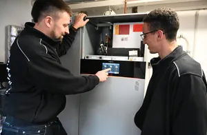 Tim Keusen erkl&auml;rt seinem Auszubildenden Abdallah die Funktionsweise einer Brennstoffzellen-Heizungsanlage