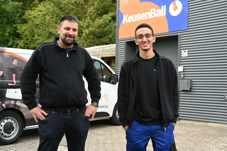 Betriebsinhaber Tim Keusen und Abdallah aus Marokko 