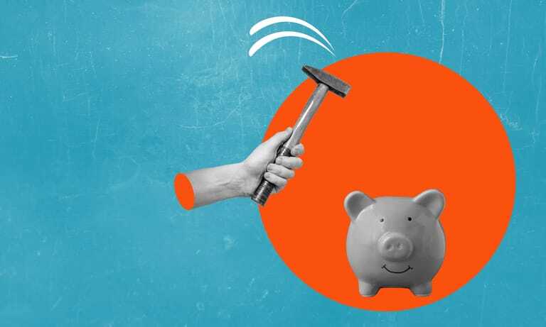 Collage: Sparschwein und Hand mit Hammer.