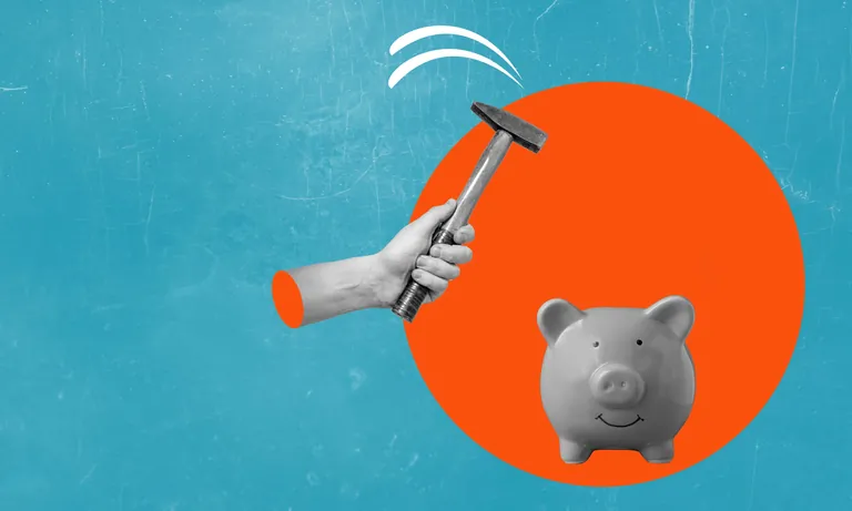 Collage: Sparschwein und Hand mit Hammer.