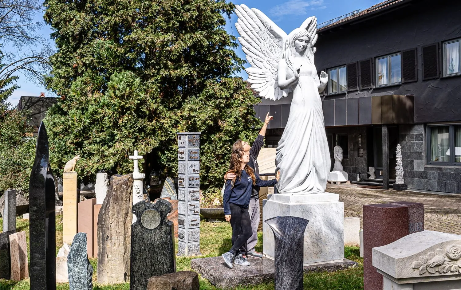 Hier entstehen riesige Engelsfiguren aus Carrara-Marmor
