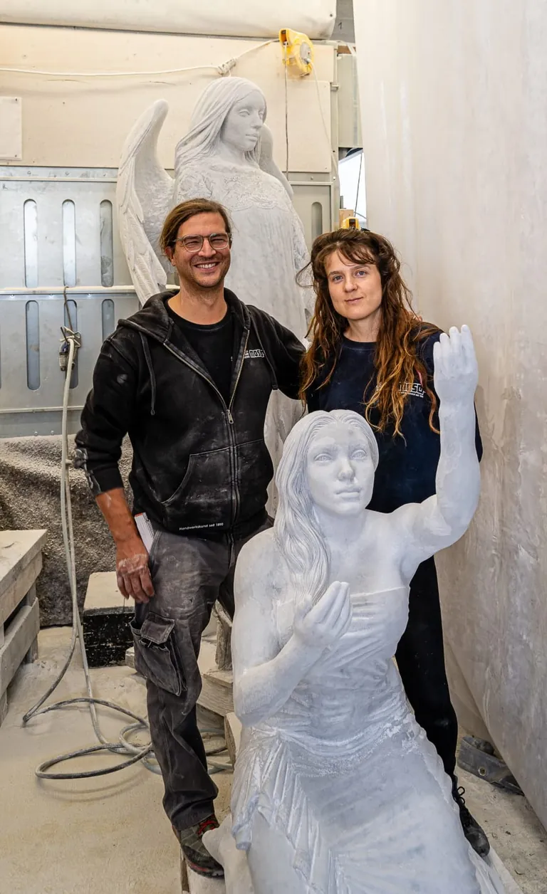 Steinmetz- und Steinbildhauermeister Johannes Moser mit K&uuml;nstlerin Veronika Bianchi.