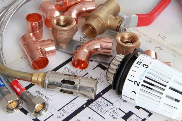 Heizungsthermometer, Schrauben und Geb&auml;udeplan.