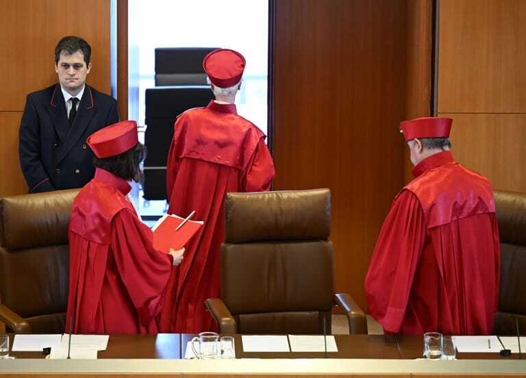 Der Zweite Senat des Bundesverfassungsgerichts verl&auml;sst nach der Urteilsverk&uuml;ndung in Sachen &bdquo;Zweites Nachtragshaushaltsgesetz 2021&ldquo; den Sitzungsaal. Laut dem Urteil ist der Nachtragshaushalt nichtig.