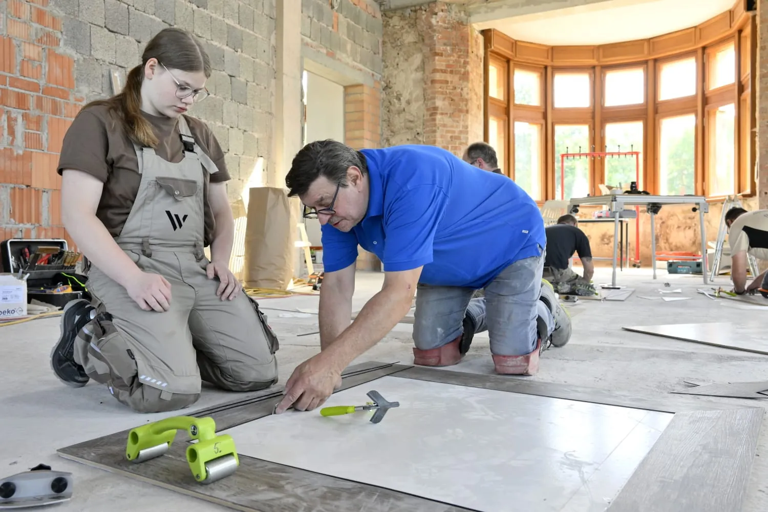 Parkettleger möbeln ehrenamtlich alte Böden auf