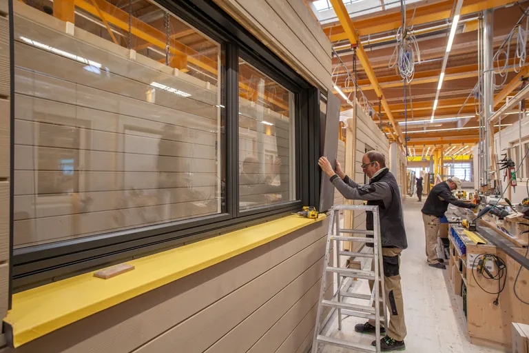 Hausfertigung in der Werkhalle der Firma Baufritz