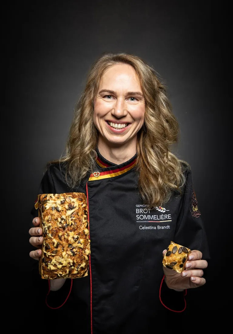 Celestina Brandt pr&auml;sentiert ihr Brot
