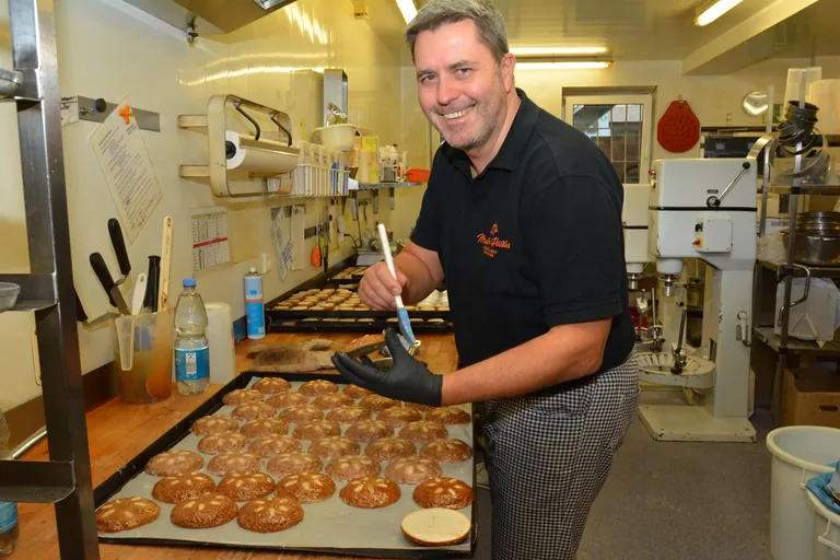 Konditormeister Martin in der Backstube