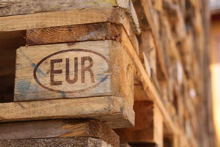 Nahaufnahme einer Euro-Palette in einem Paletten-Stapel.