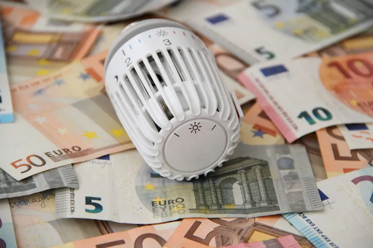 Heizungsthermostat mit Euroscheinen.