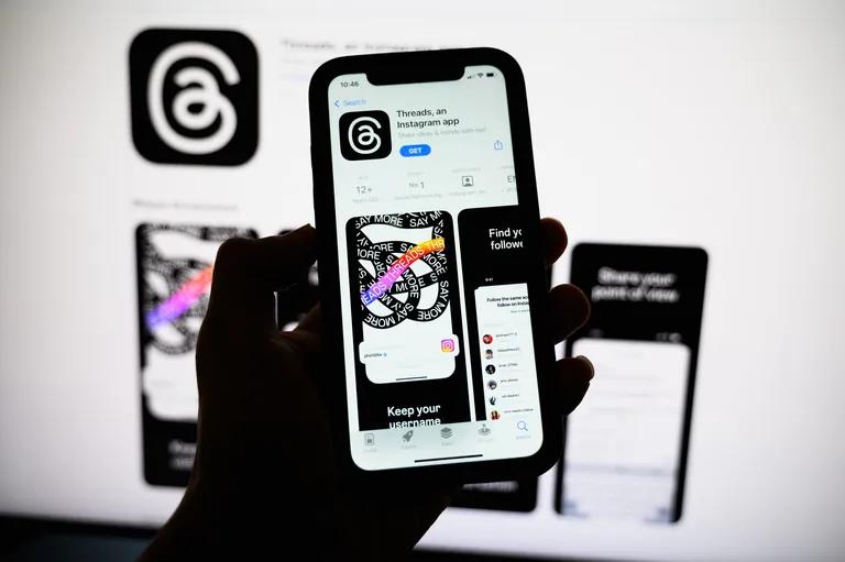 Hand h&auml;lt Smartphone mit Threads-App