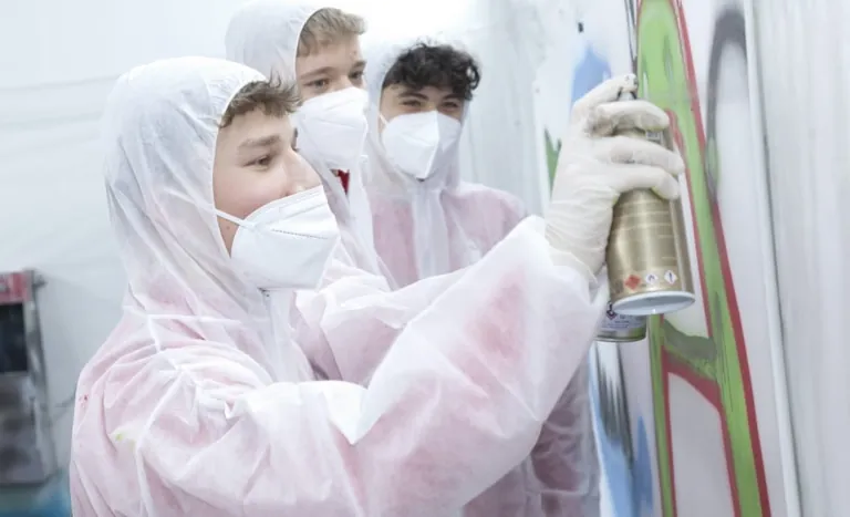 Nachwuchssportler in der Lackierkabine des BTZ der Handwerkskammer f&uuml;r Schwaben in Augsburg.