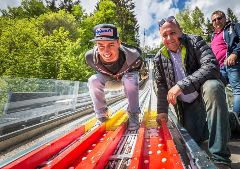 Skiflugweltrekordler Stefan Kraft und Peter Riedel auf der Paul-Au&szlig;erleitner-Schanze in Bischofshofen