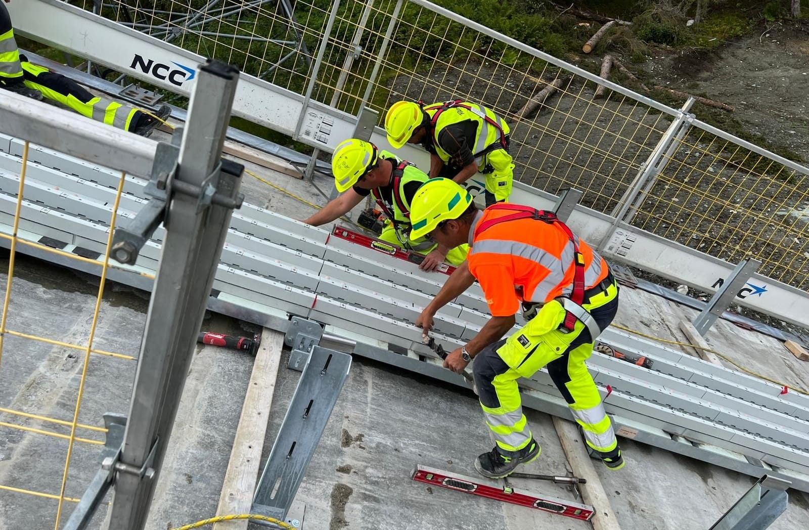 Montage des Anlaufsystems auf der Sprungschanze in Trondheim.