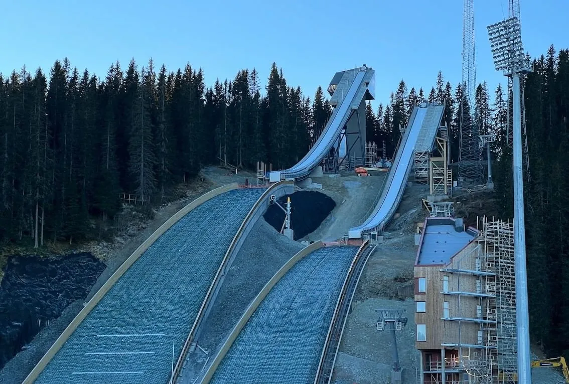 44 Tonnen Stahl hat das Team von Peter Riedel in 70 Tagen an den Sprungschanzen in Trondheim verbaut.