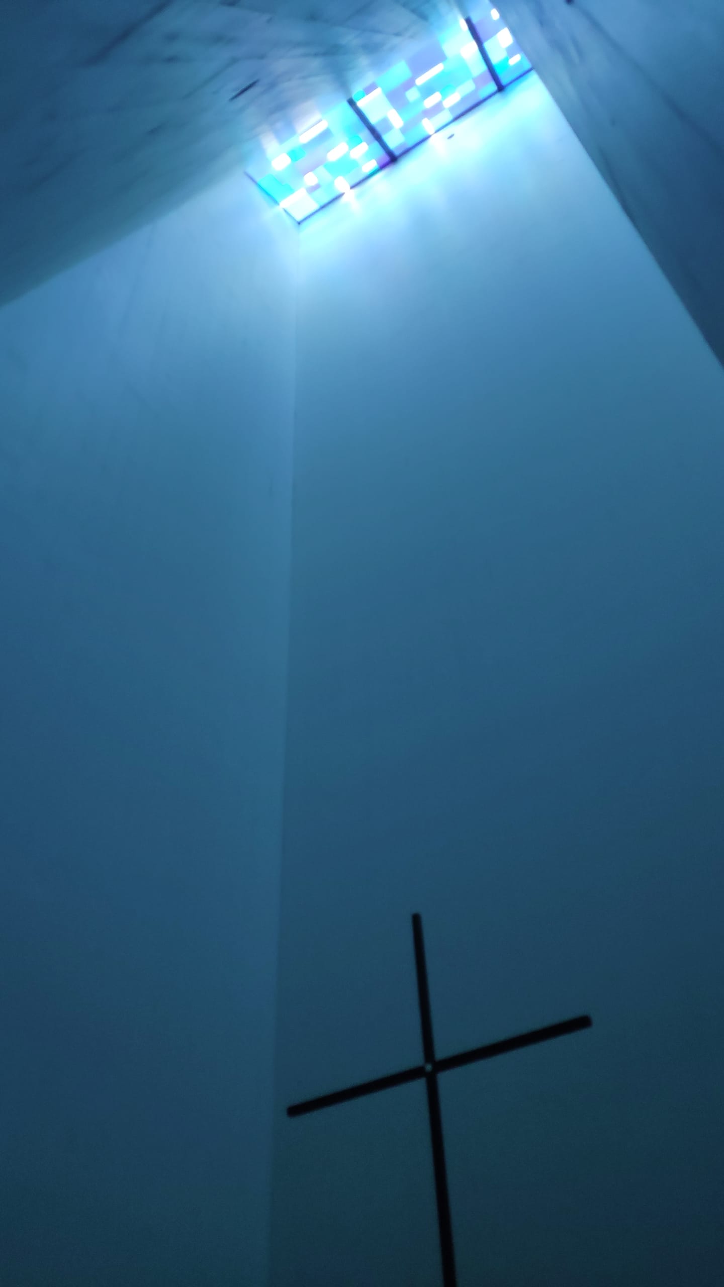 Der Innenraum der blauen Kapelle im Laugnatal von Wilhelm Huber