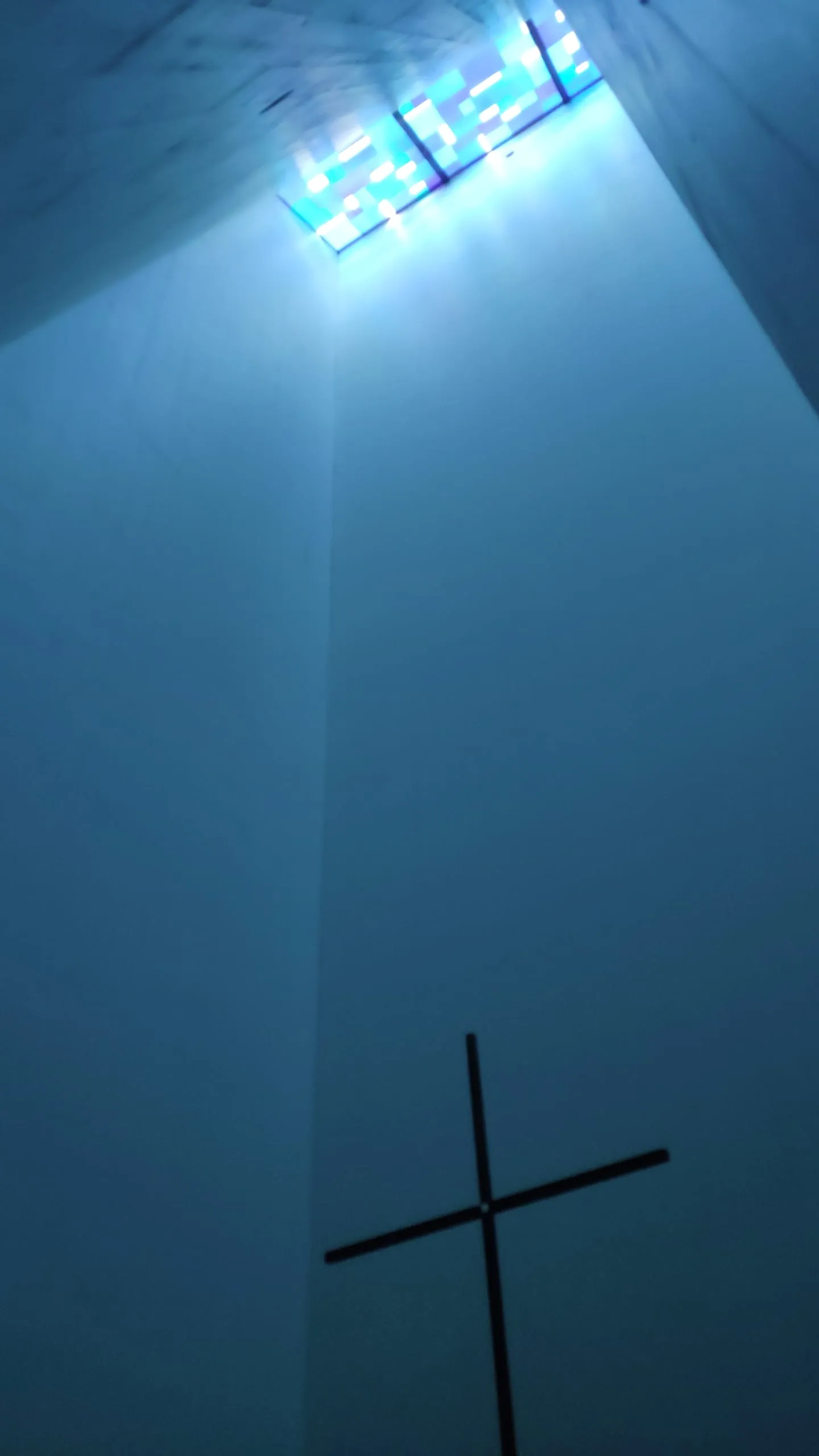 Der Innenraum der blauen Kapelle im Laugnatal von Wilhelm Huber