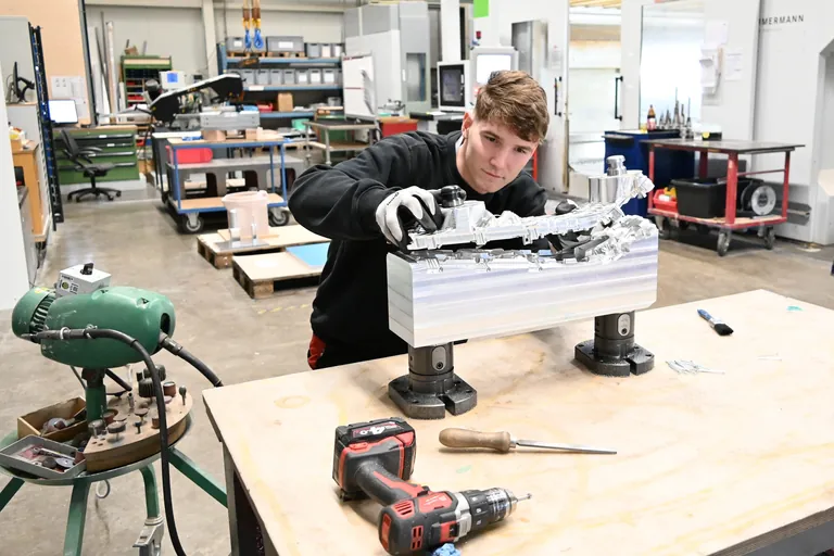 Der technische Modellbauer Simon Schrempf bei der Arbeit.