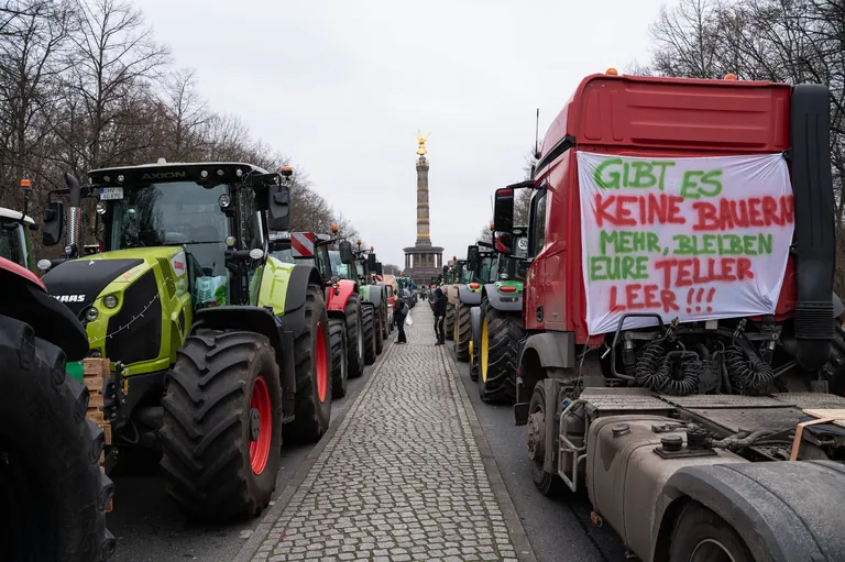 Landwirte demonstrieren mit Traktoren in Berlin