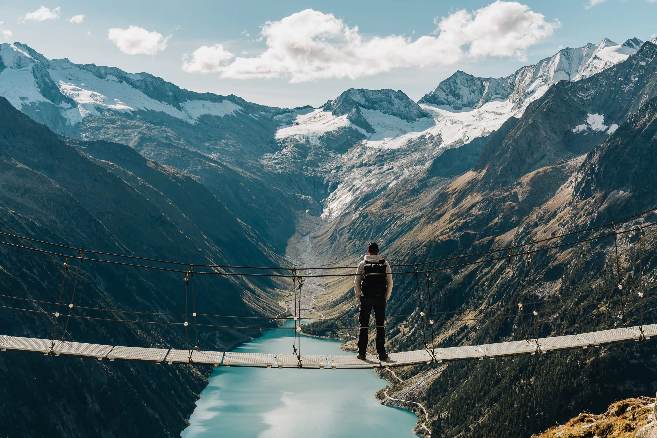 Mann steht auf Brücke und genießt die Aussicht