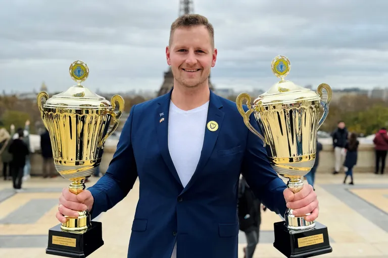 Metzgermeister Philipp Burkhardt zeigt seine Pokale. 