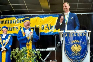 Philipp Burkhardt h&auml;lt in in Alen&ccedil;on eine Dankesrede. 