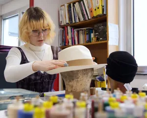 Laura Marie Bette formt eine Hutkrempe