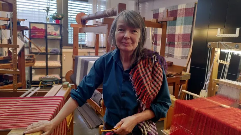 Sylvia Wiechmann ist seit 30 Jahren Handwebermeisterin.