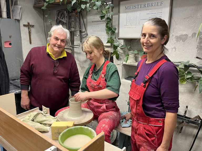 Handwerksmeister K&uuml;ffer und sein Team in der Keramikwerkstatt
