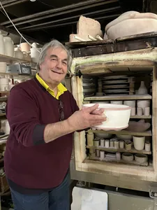 Gerhard K&uuml;ffer zeigt Keramiksch&uuml;ssel