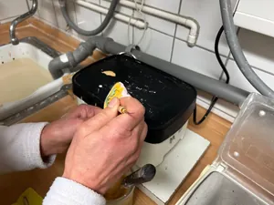 Frisch vom Zahnarzt erhalten die Zahntechniker die Abdr&uuml;cke der Patienten und erstellen einen Gipsabdruck, um mit diesem die gew&uuml;nschten Produkte herzustellen.