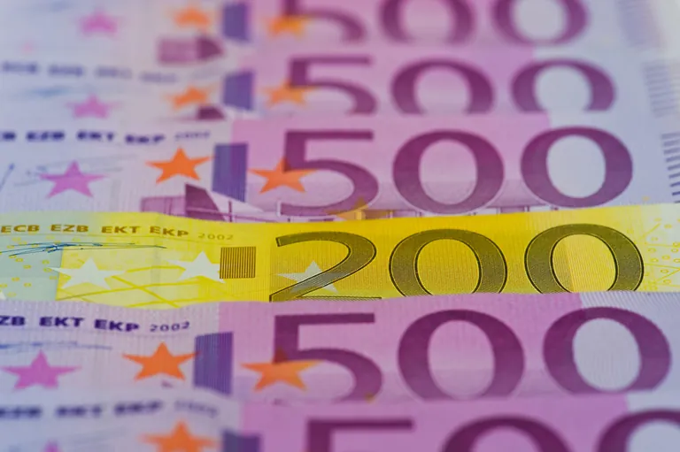 200- und 500-Euro-Banknoten.
